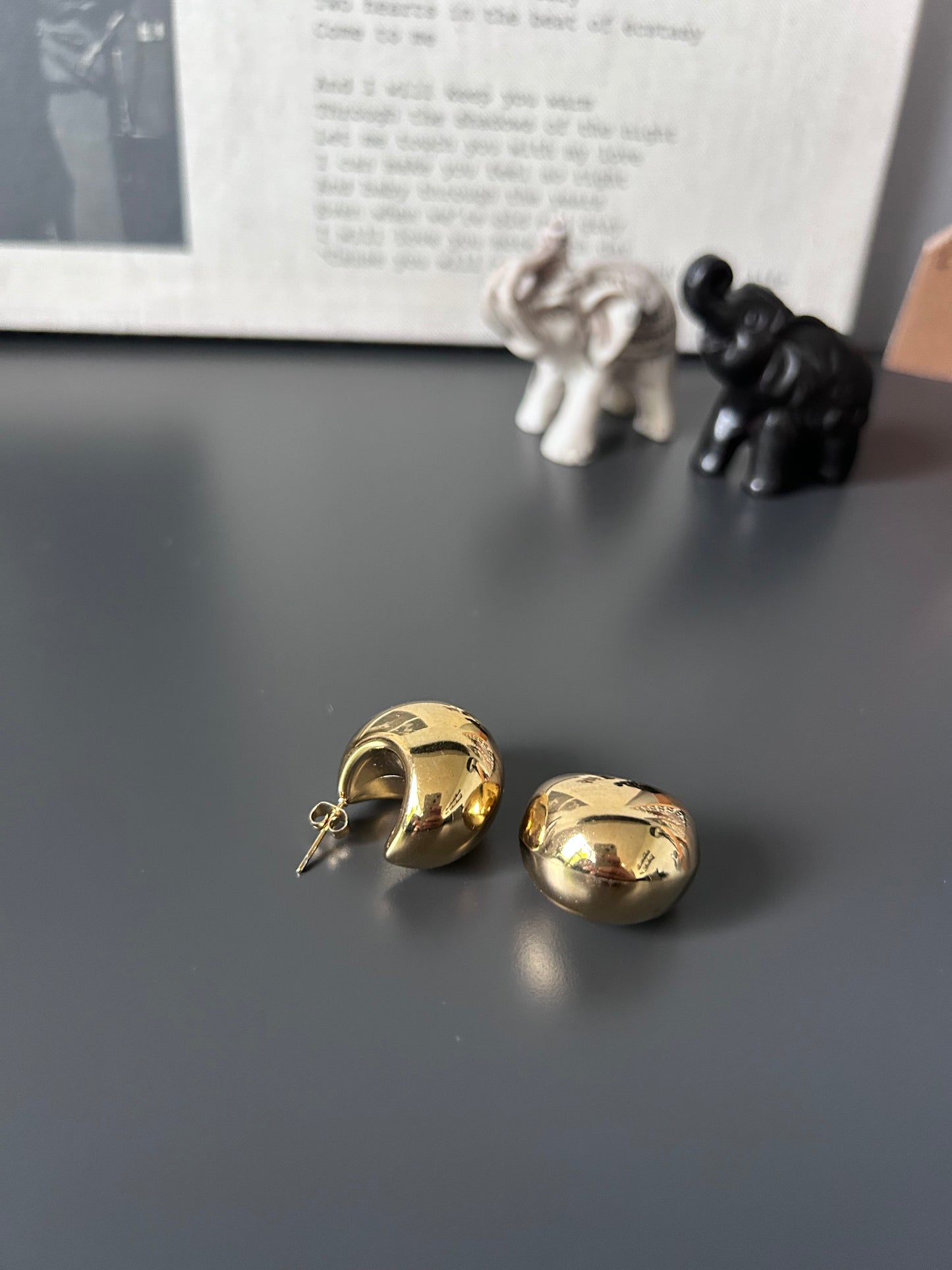 Chunky comma shaped hoop 79
