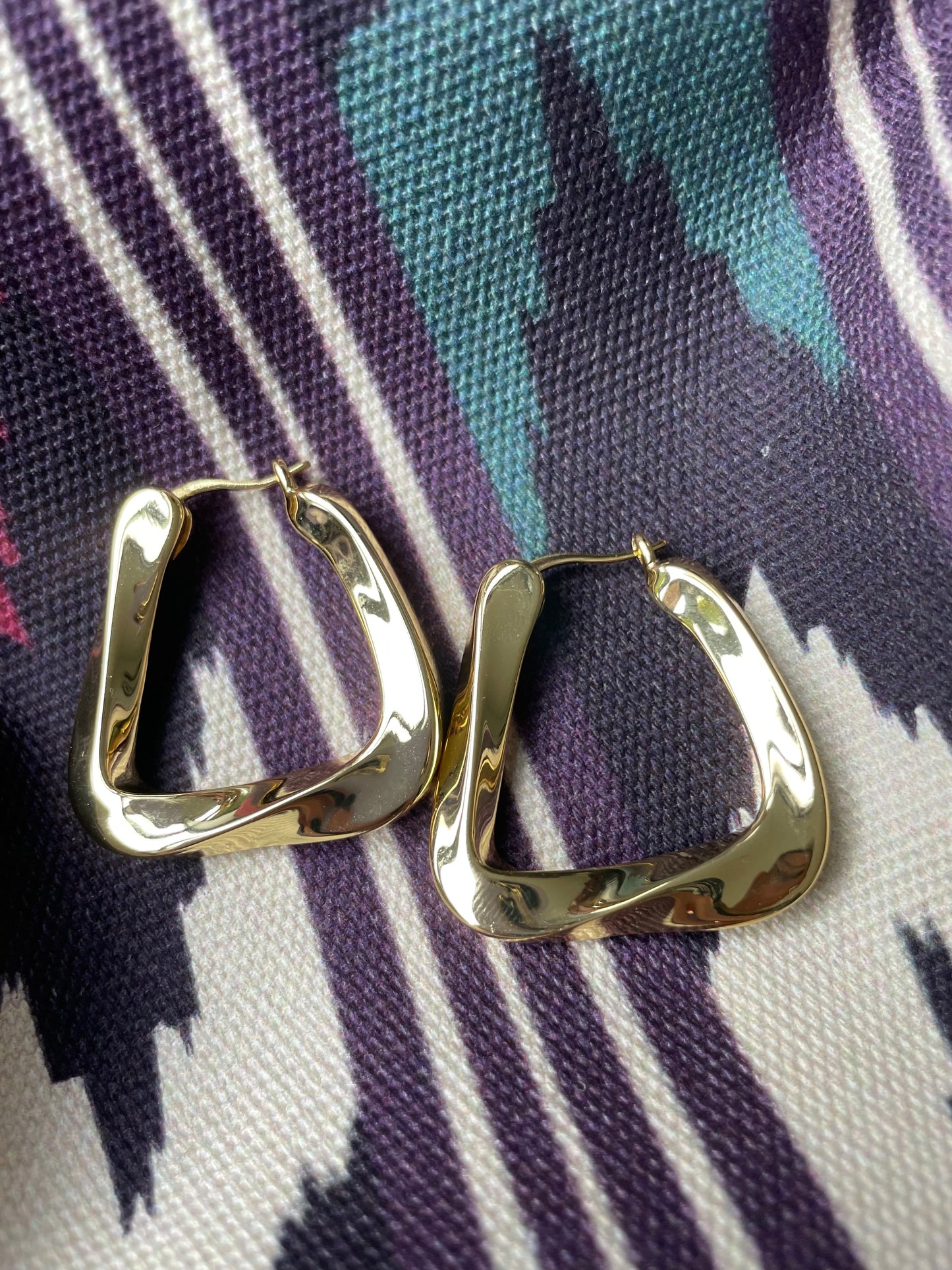 Silver twisted triangle earrings small 52