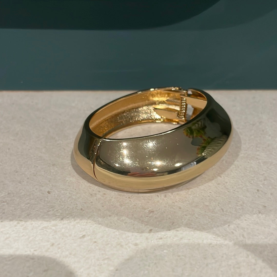 Chunky gold bangle 08