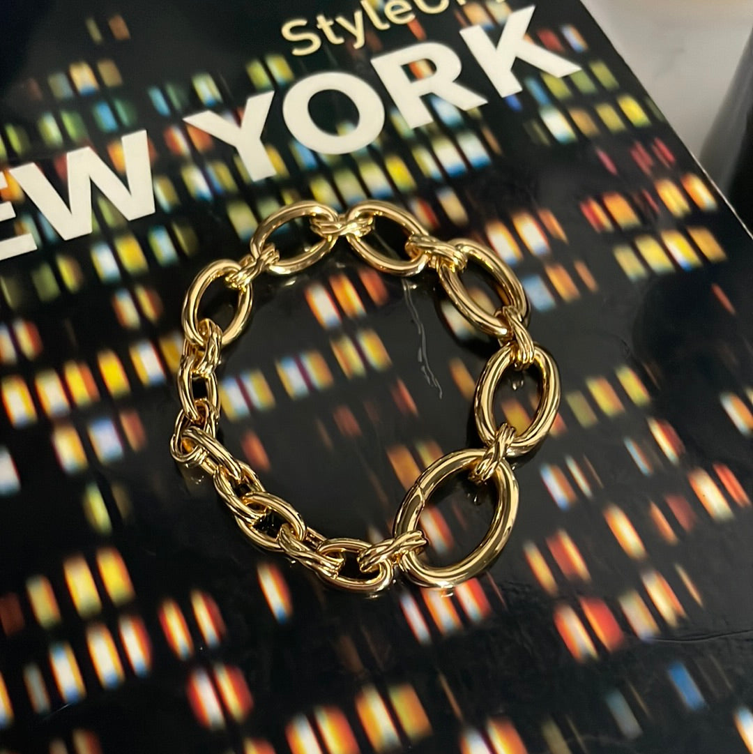 Gold oval link bracelet 23