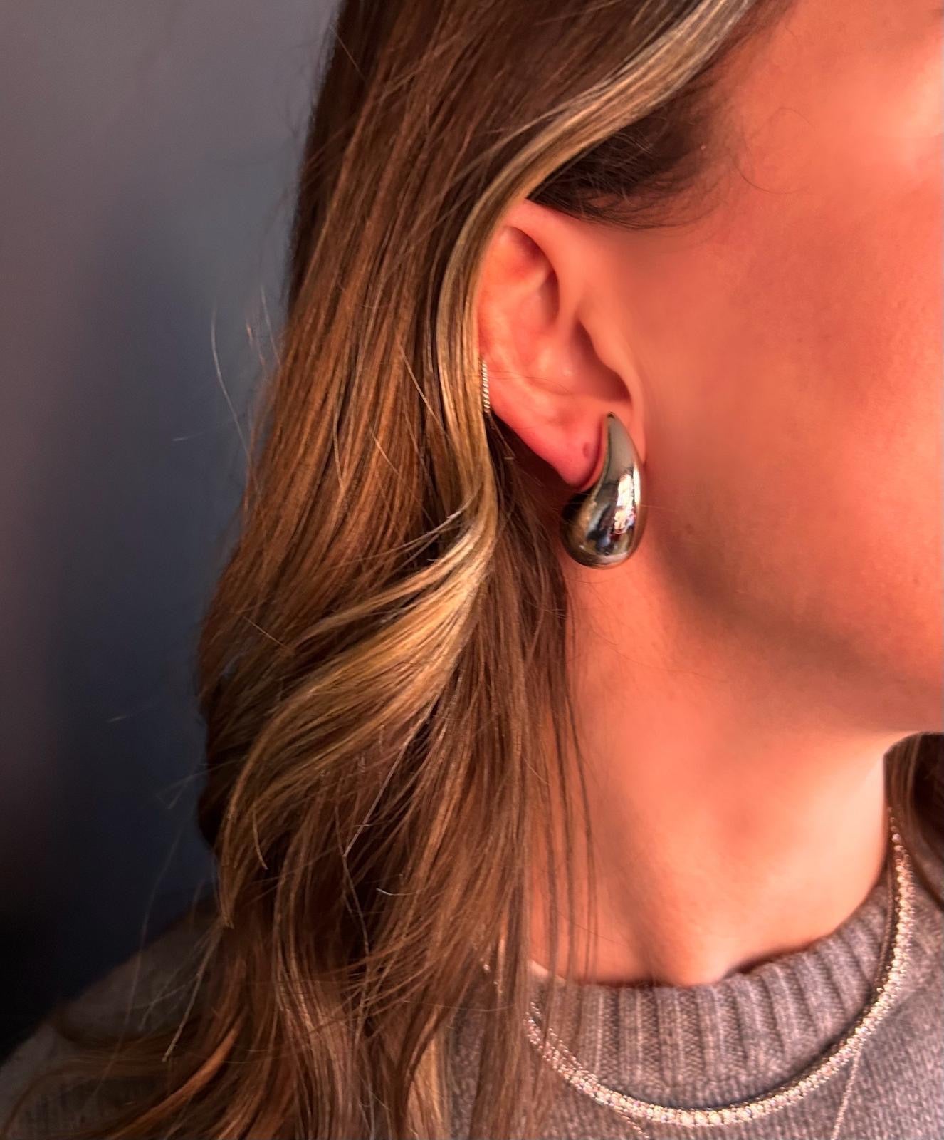 Gold teardrop earring 30