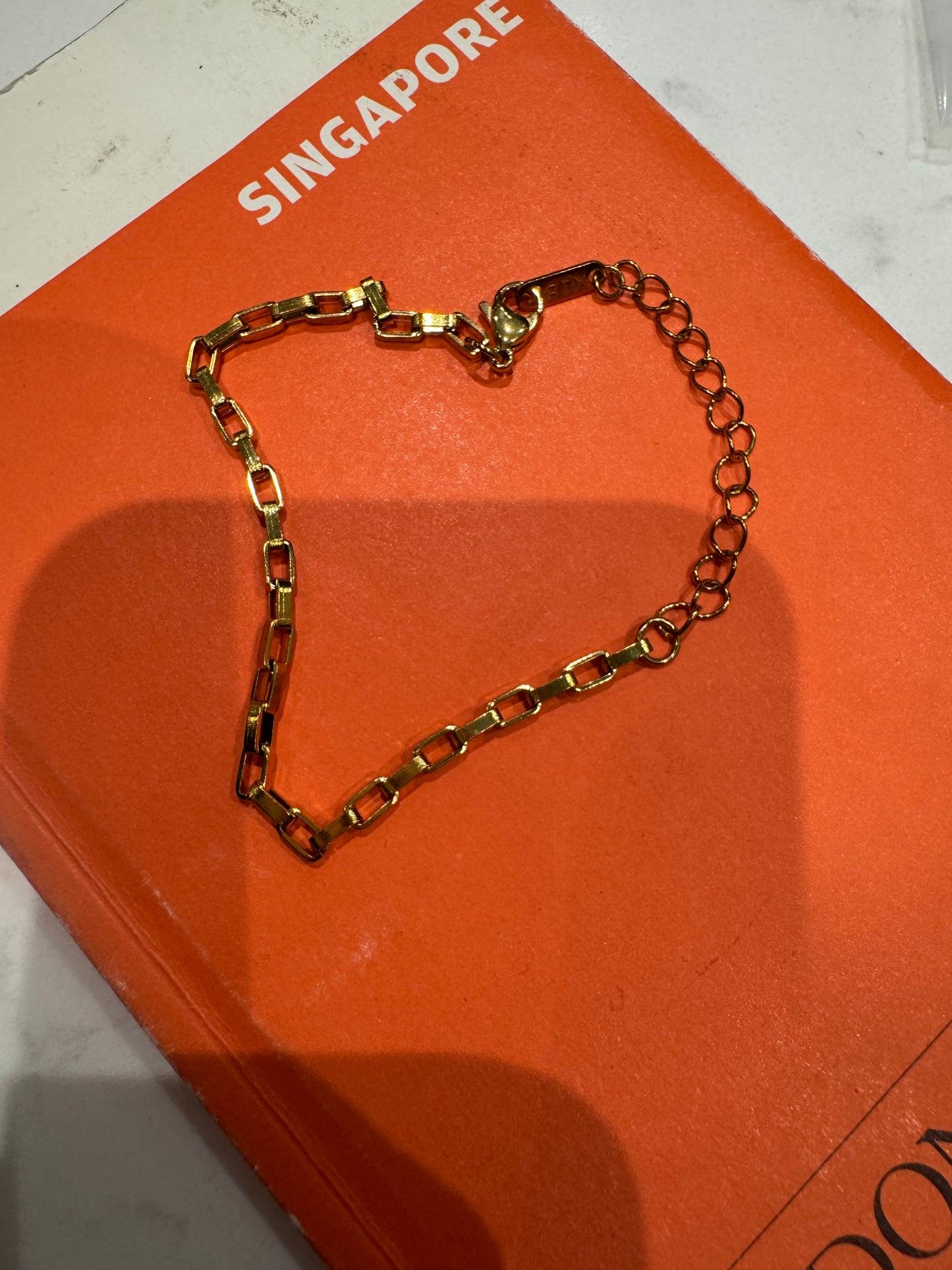 Gold link locked bracelet B68