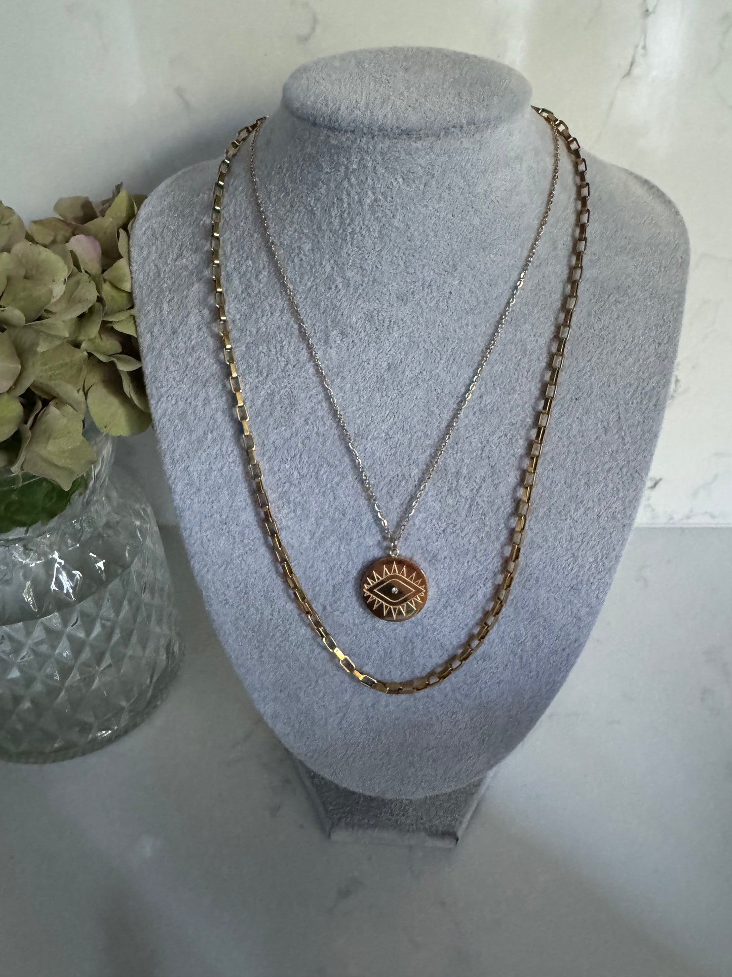 Gold engraved eye pendant B69