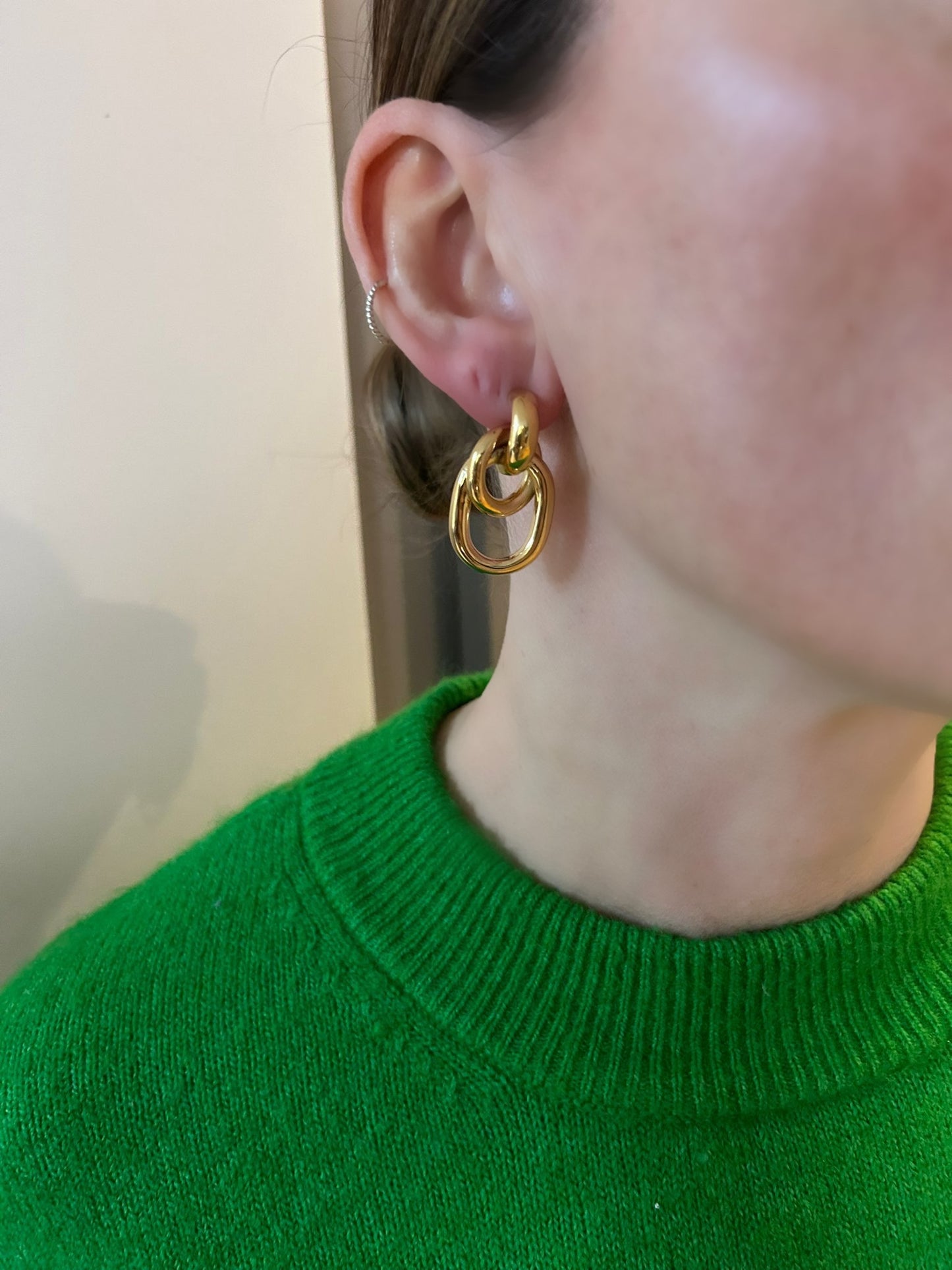 Gold double knot earring A30