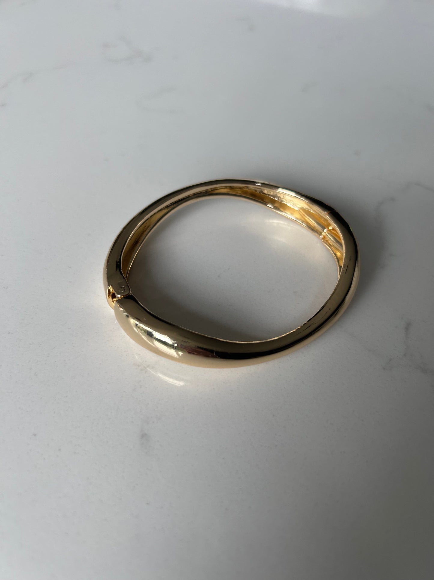 Gold thin hinged bangle A45