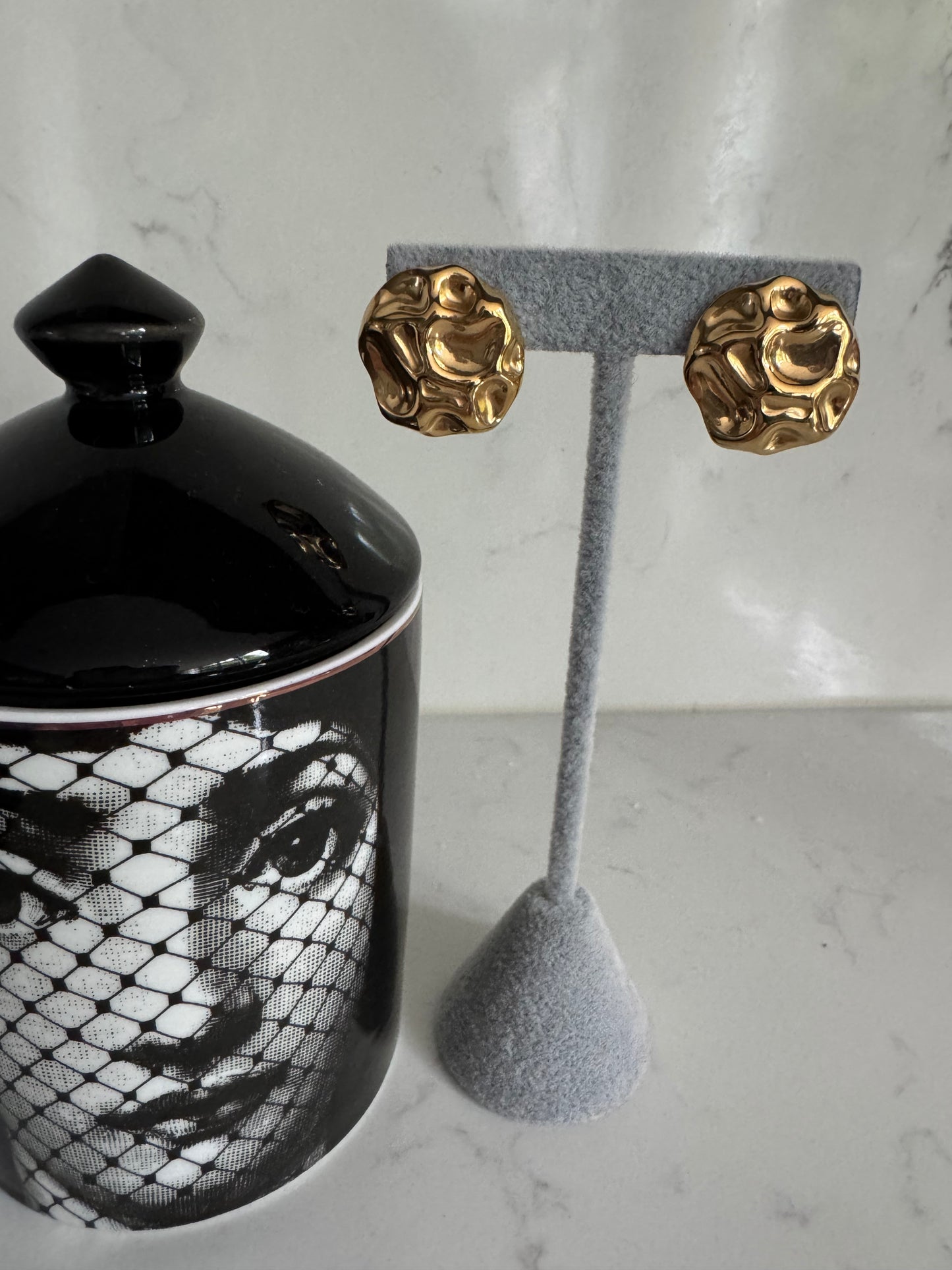 Hammered pebble earrings B40