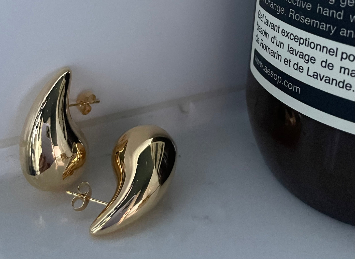 Gold teardrop earring 30