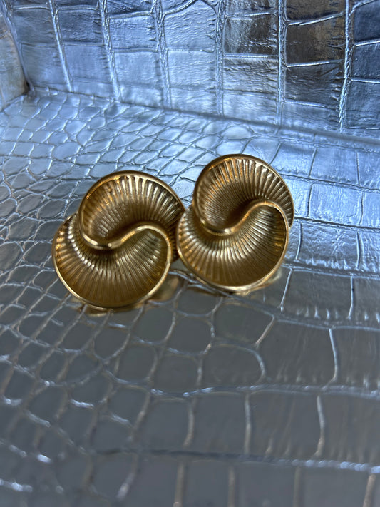 Double fan statement stud 84
