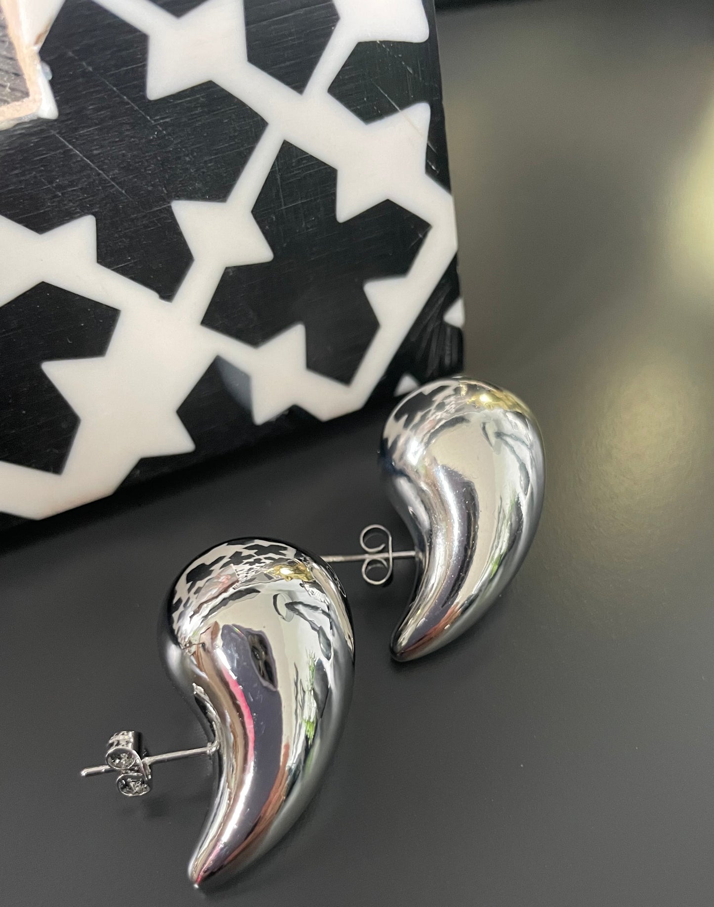 Silver tear drop earring 64