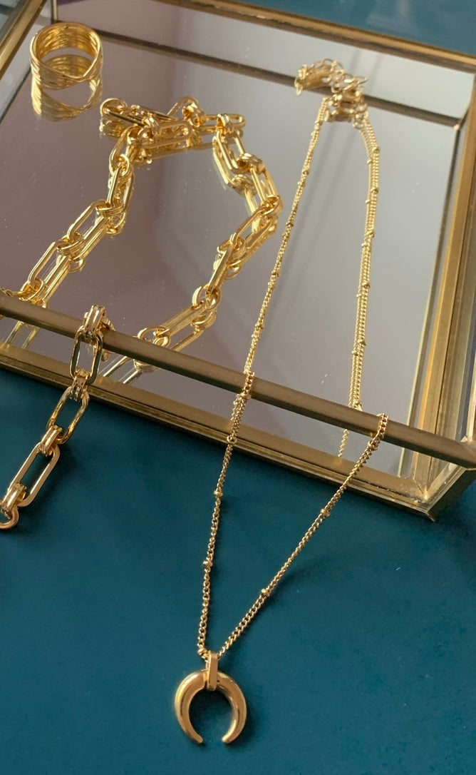Gold crescent fine necklace 18