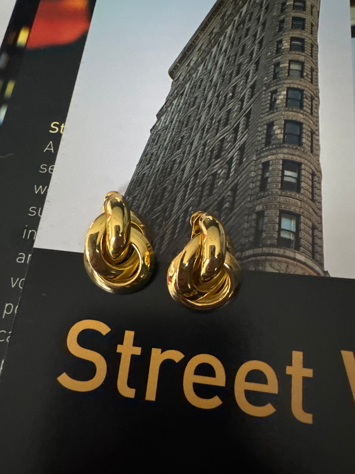 Double knot gold stud earring A37