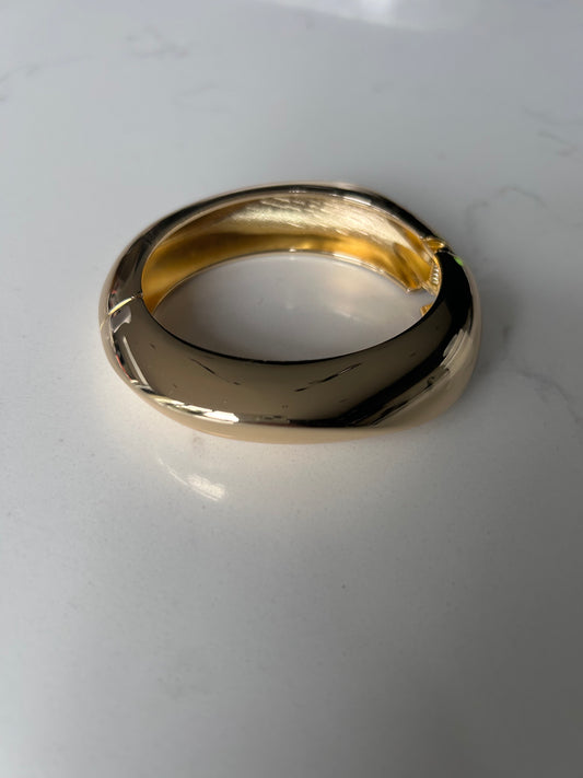 Thick gold hinged bangle A46