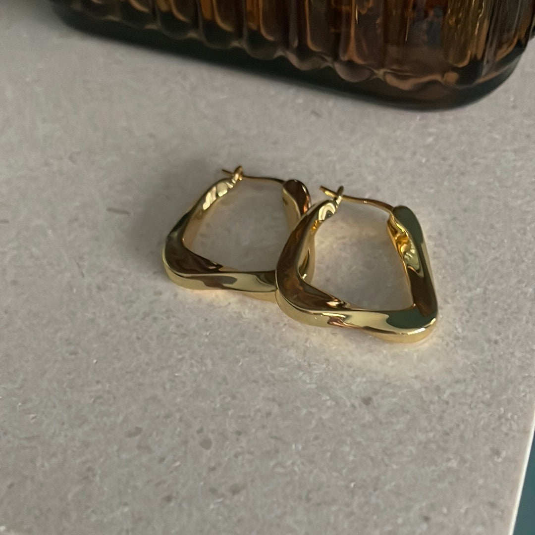 Gold twisted triangle earrings small 32