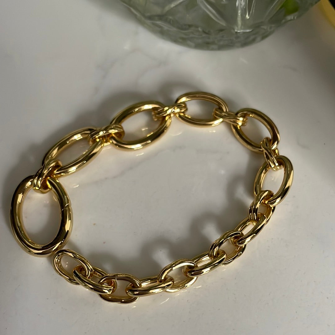 Gold oval link bracelet 23