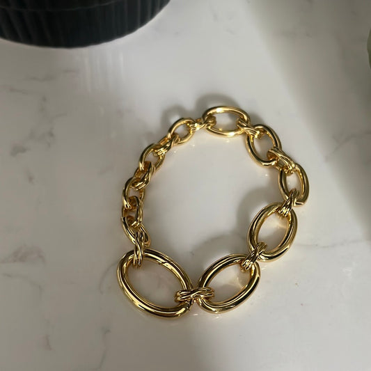 Gold oval link bracelet 23