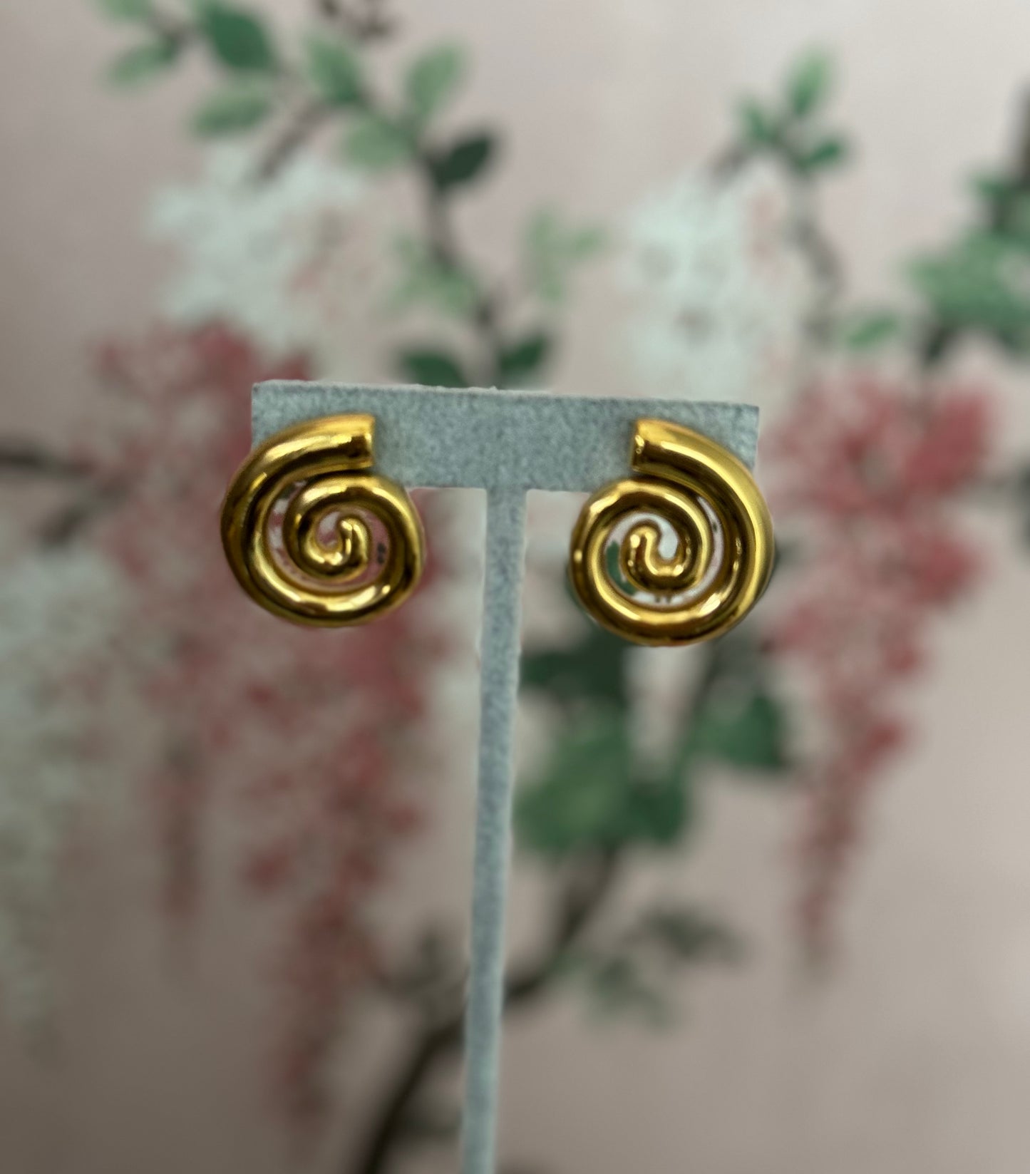 Gold twirl statement earring 93