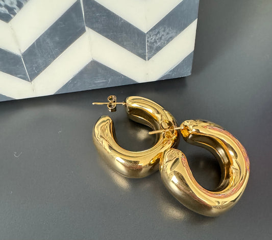 Chunky gold hoop B19