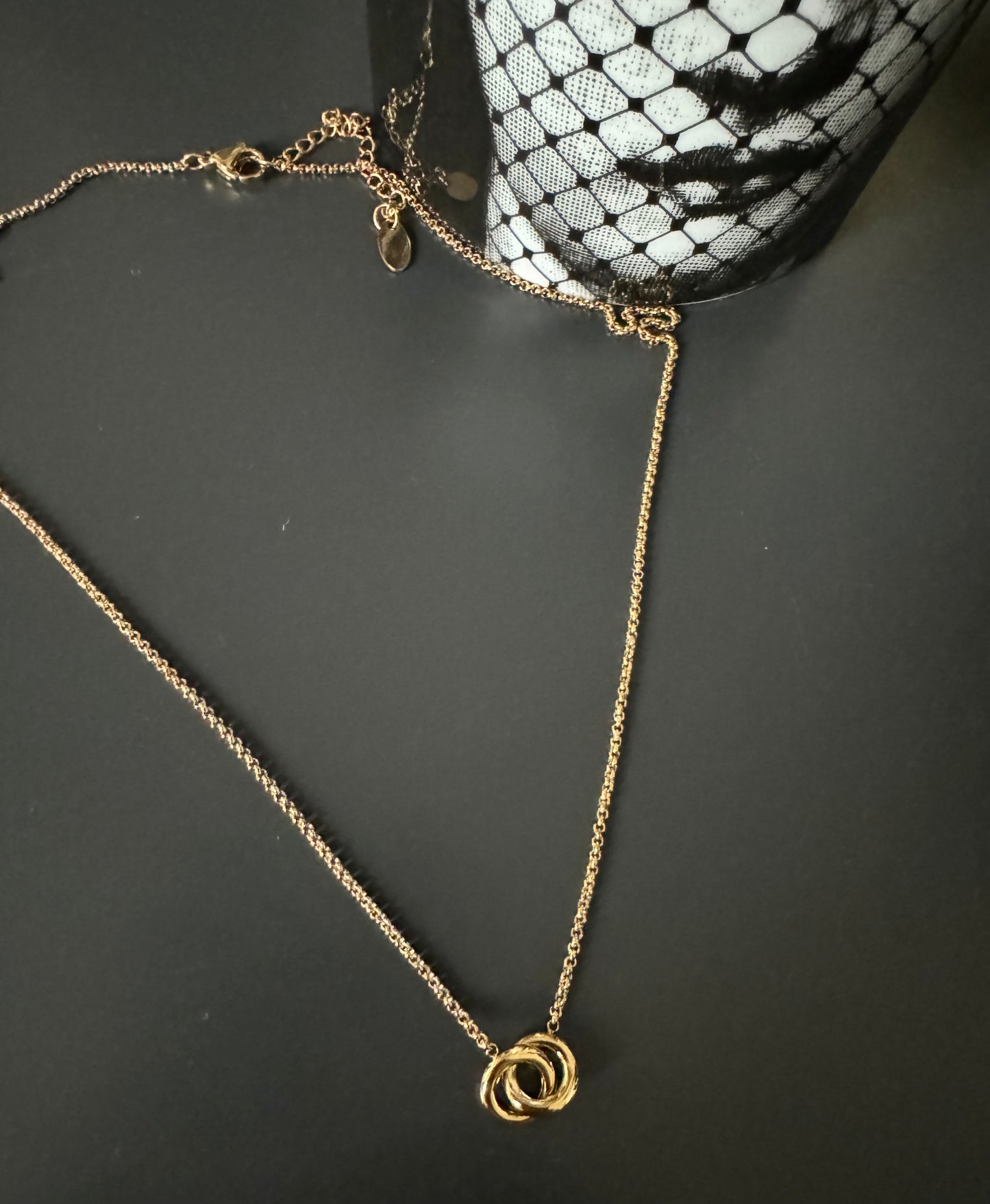 Gold interlocking hoop necklace A9