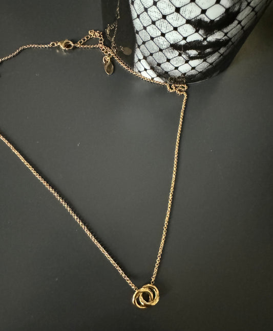 Gold interlocking hoop necklace A9