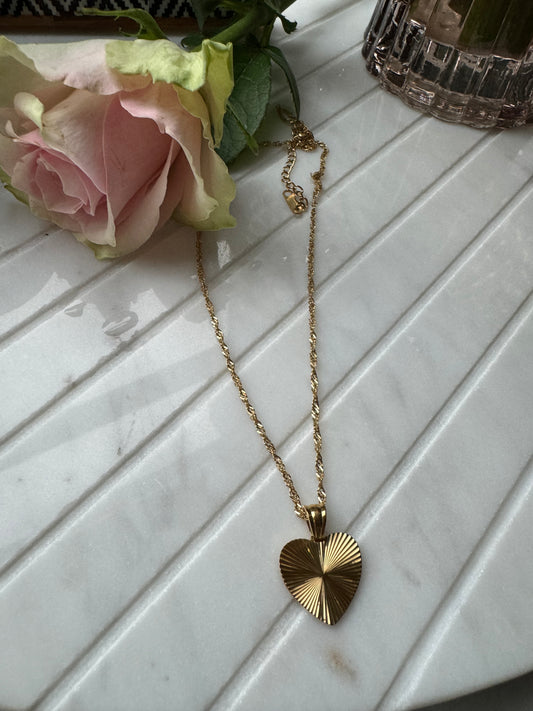 Gold engraved heart necklace A11