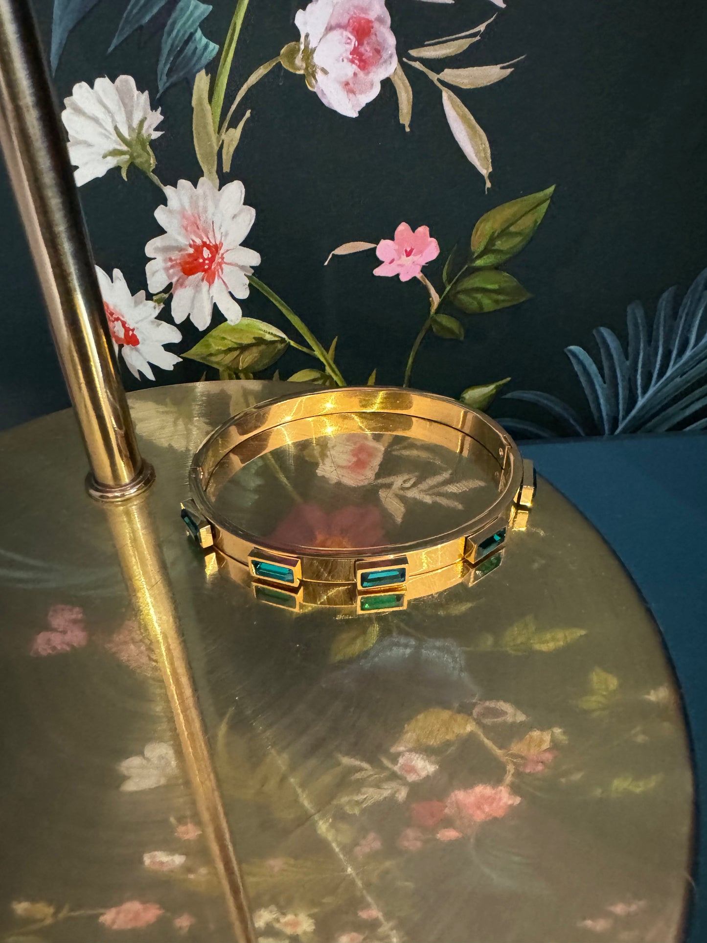 Gold bangle with emerald green diamonds A13