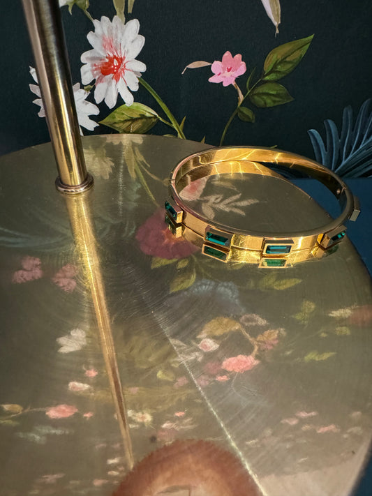 Gold bangle with emerald green diamonds A13