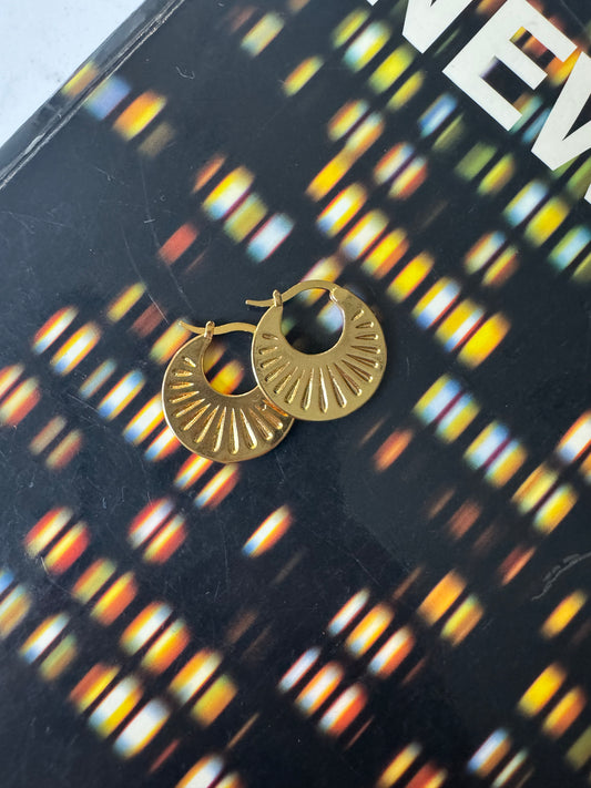 Small gold fan style earrings A70
