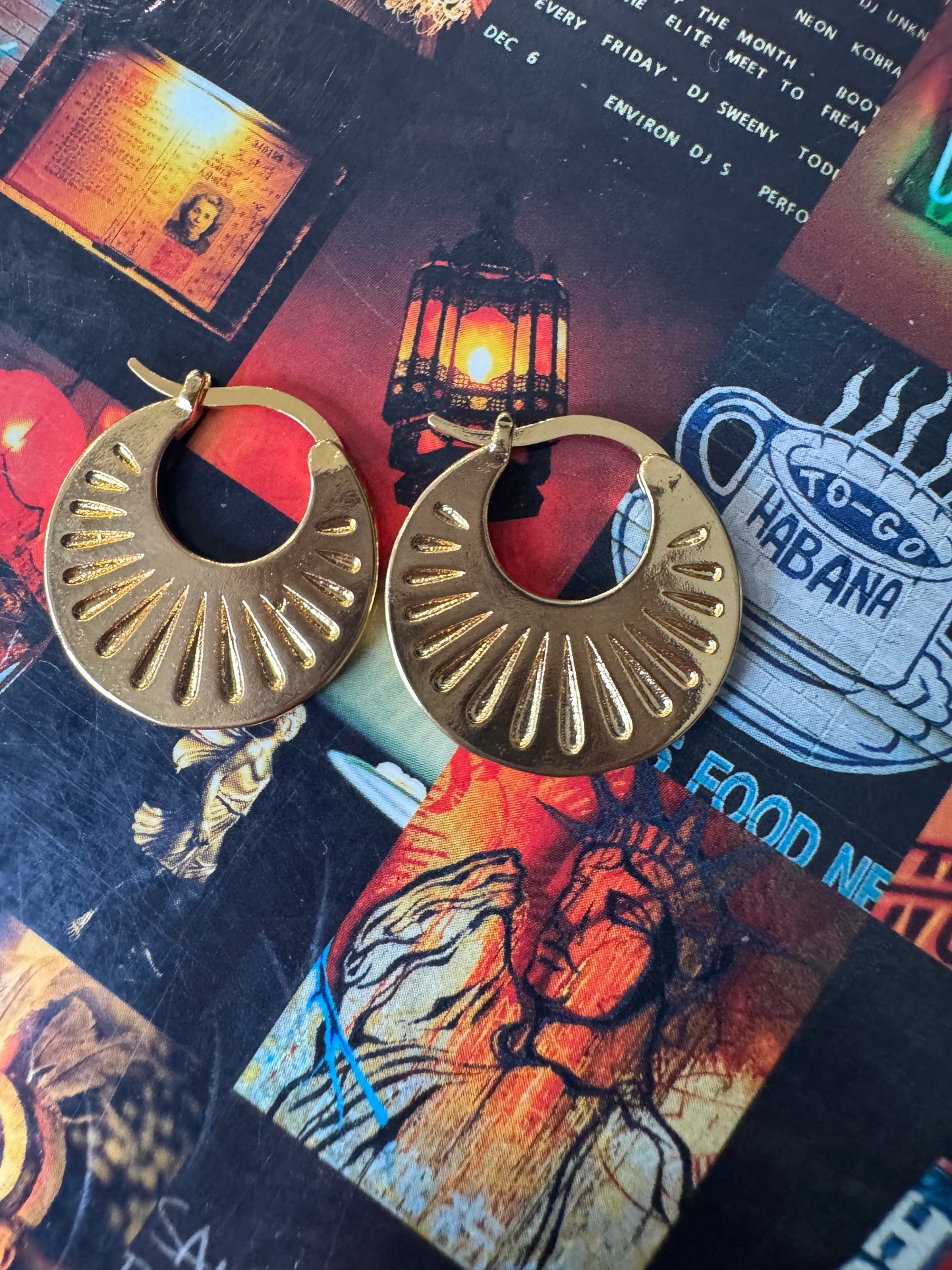 Small gold fan style earrings A70
