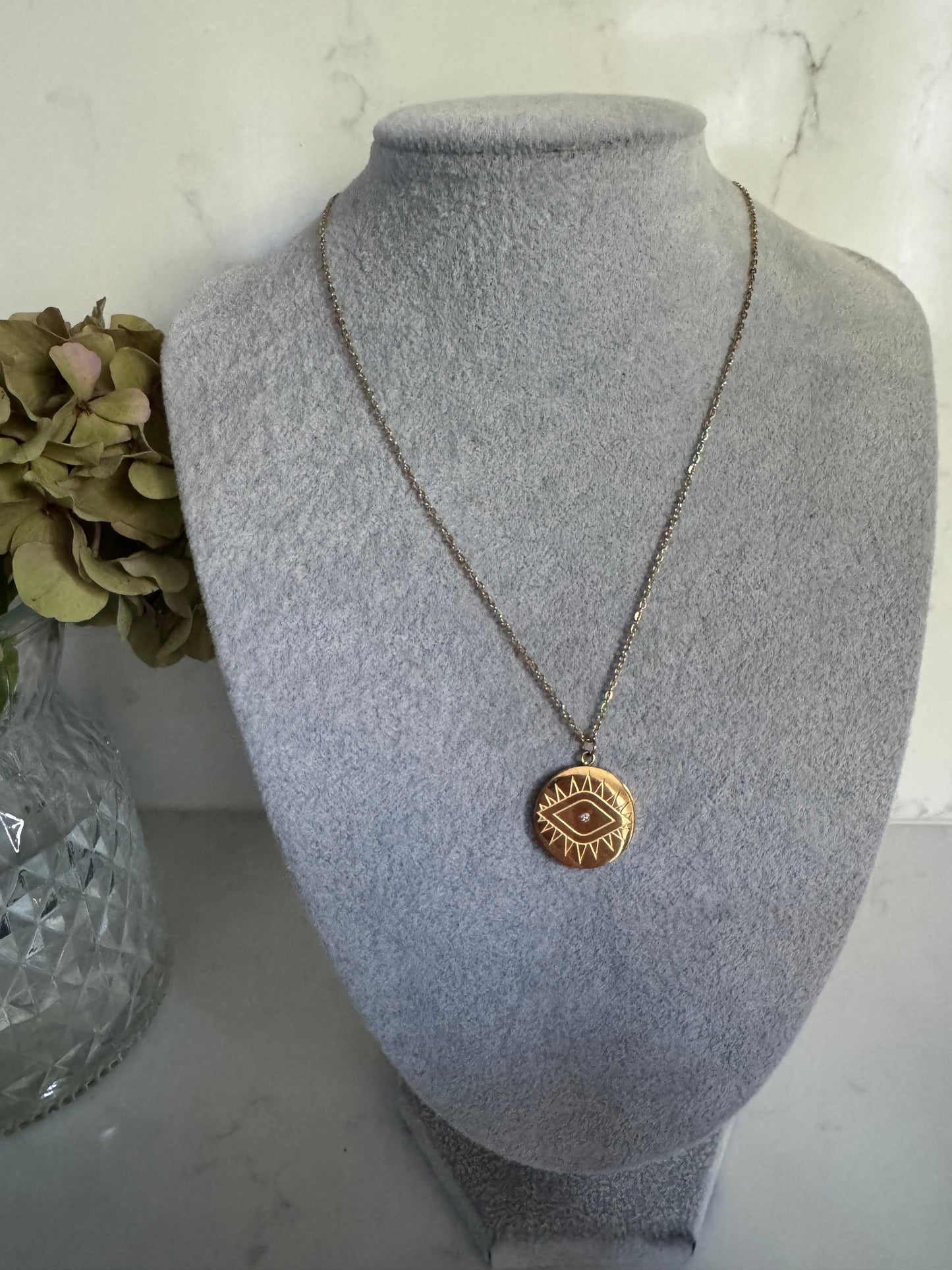Gold engraved eye pendant B69