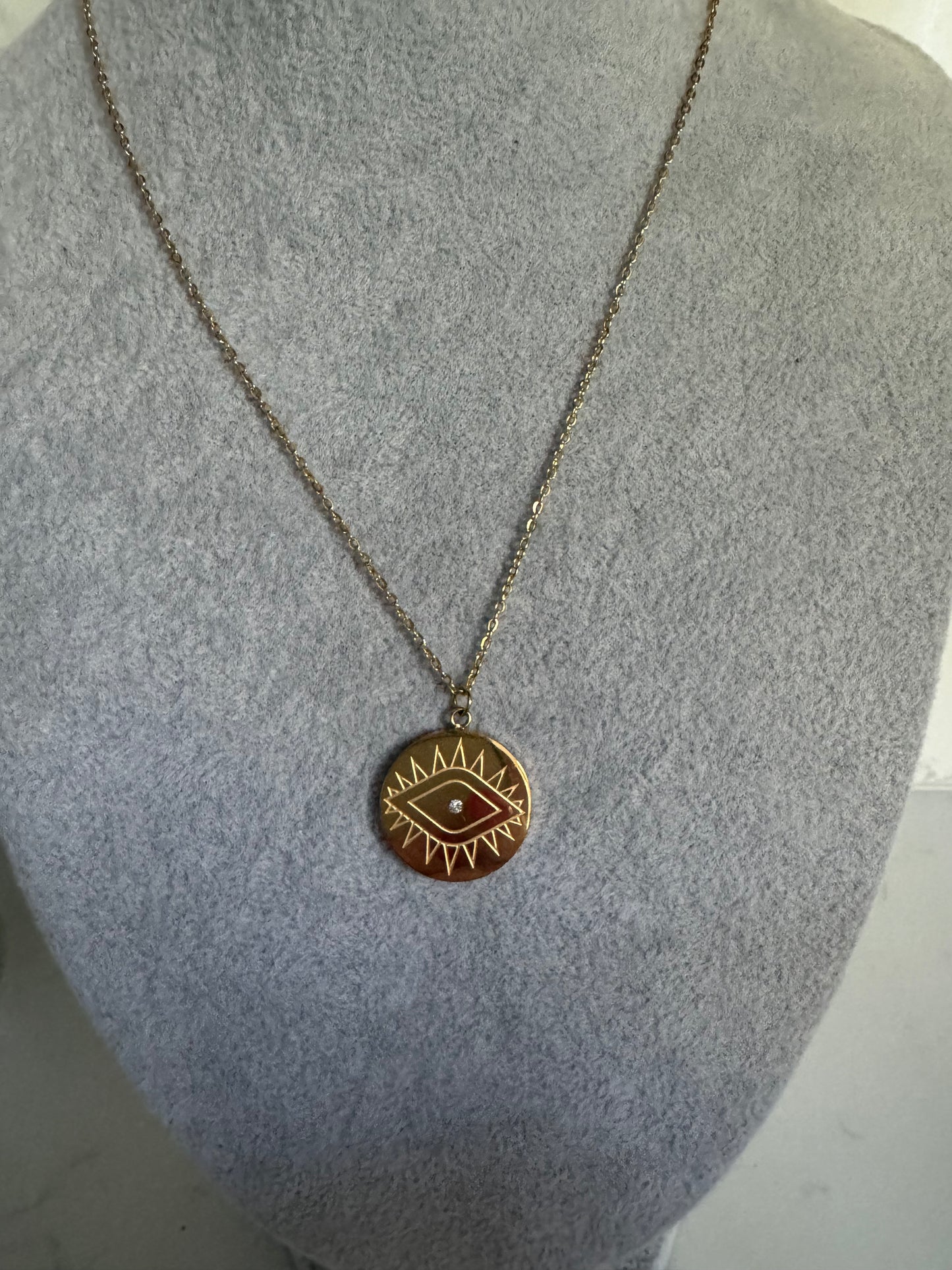 Gold engraved eye pendant B69