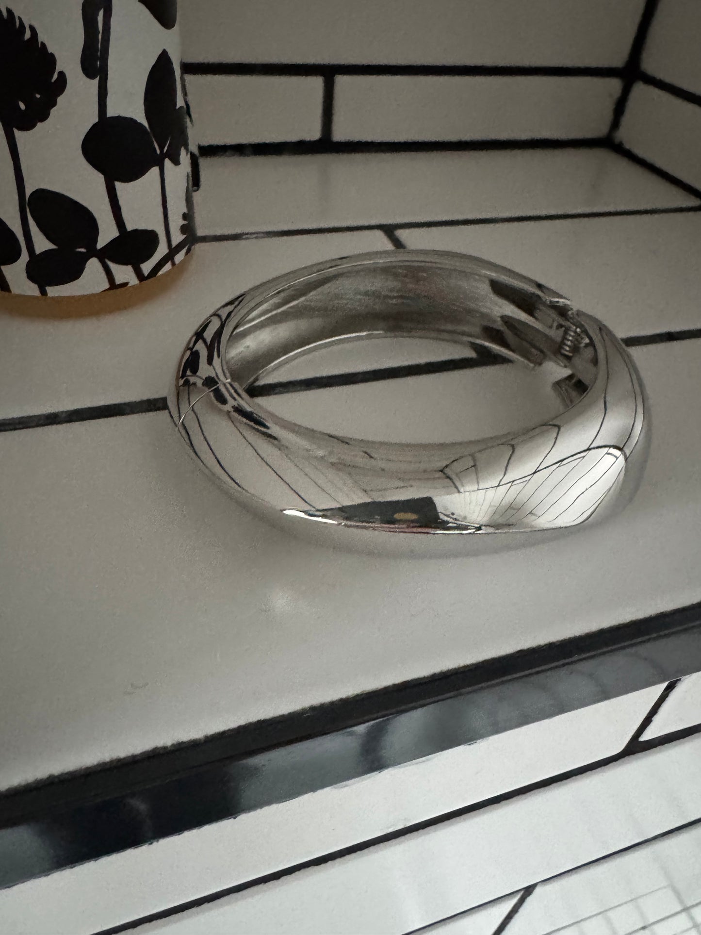 Chunky silver bangle A44