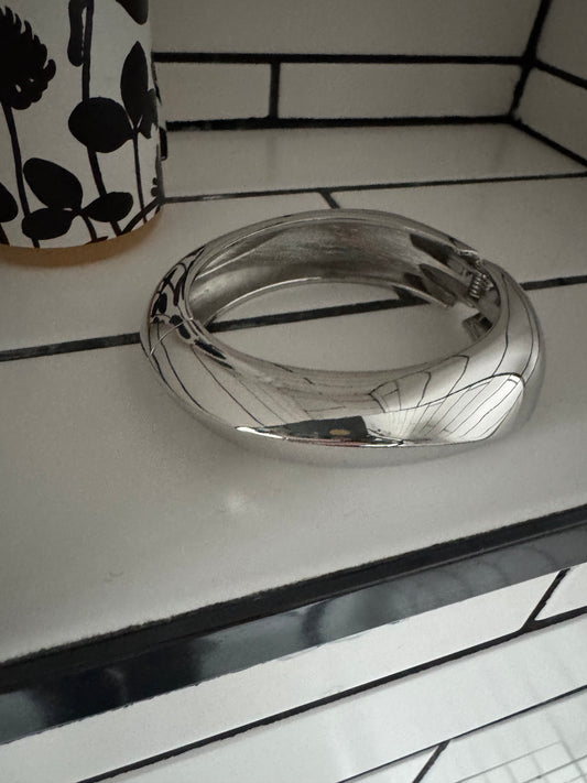 Chunky silver bangle A44