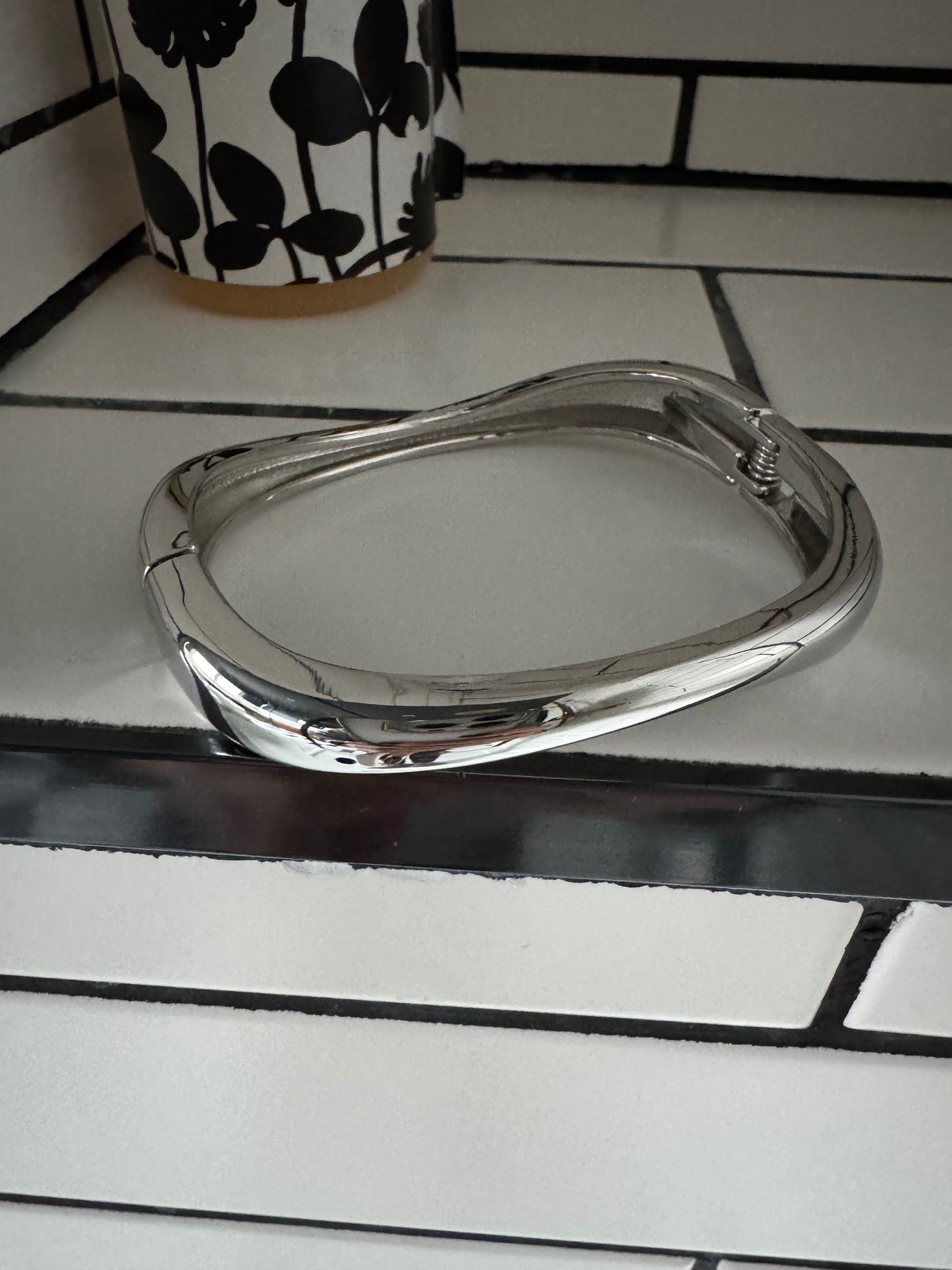 Slim silver bangle A43