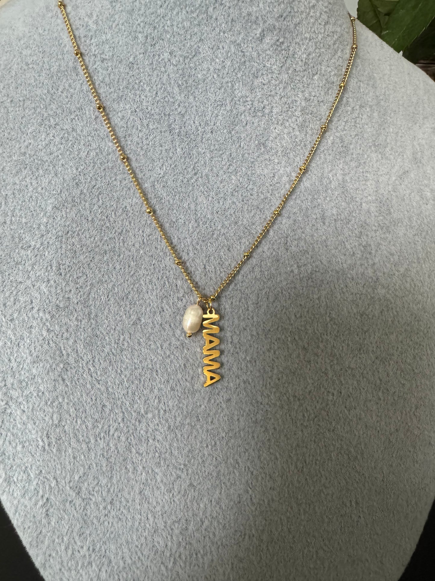 Gold mama necklace with pearl A40