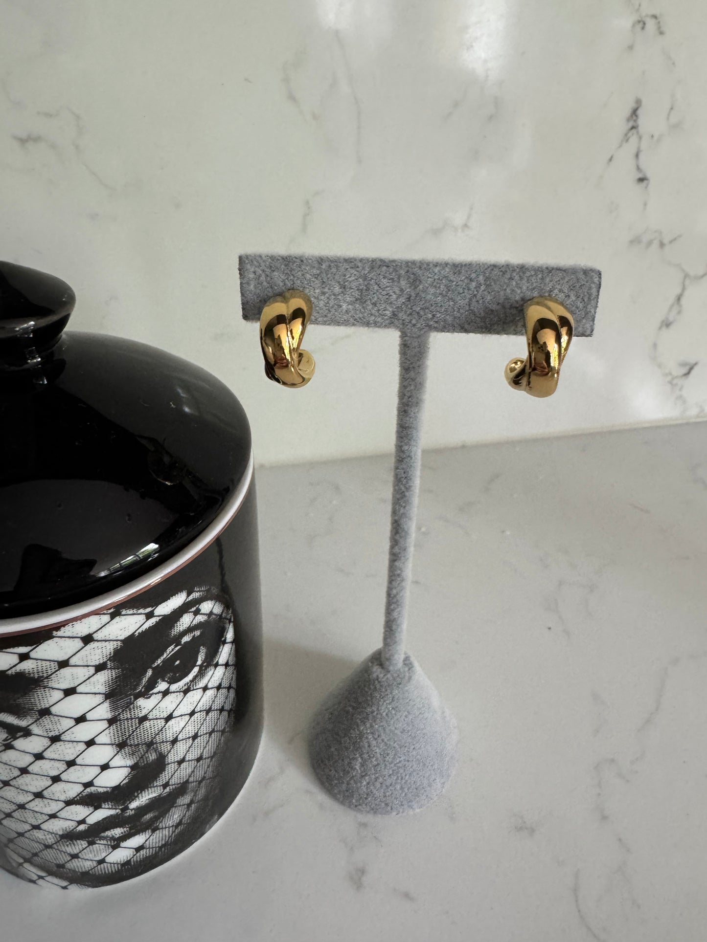 Cross gold hoop B41
