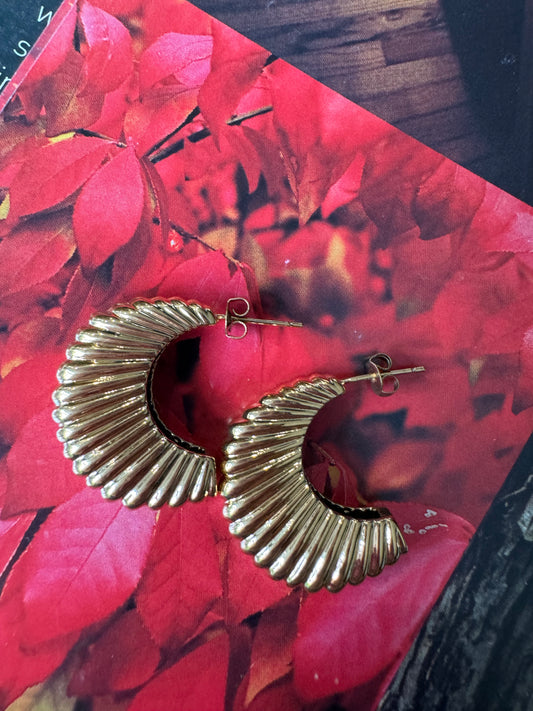 Gold ribbed half moon earring 81